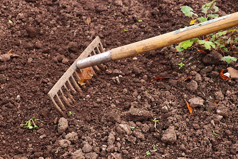 Travailler le sol efficacement : outils pour ameublissement, bêchage et désherbage